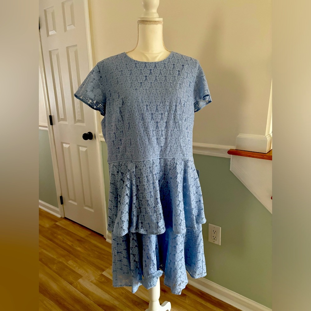 NWT Gal Meets Glam short sleeve lace dress with layers on the bottom.
